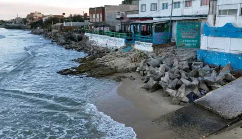 El mar amenaza con hacer colapsar todos los edificios costeros de Mar del Tuyú