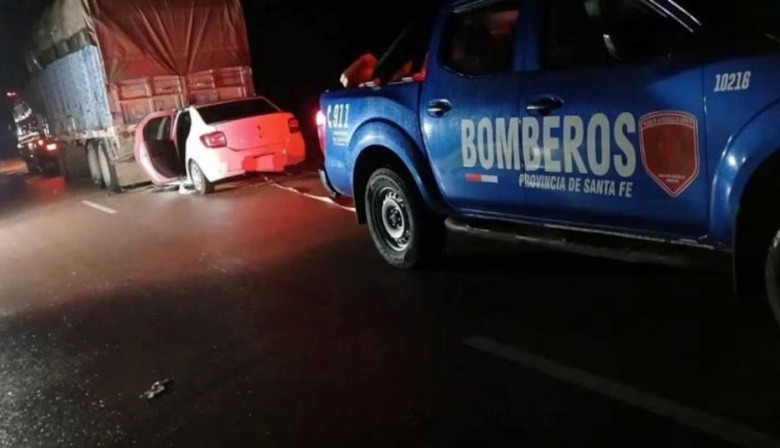 Tragedia en Santa Fe: dos policías iban a un operativo por narcotráfico, chocaron contra un camión y murieron