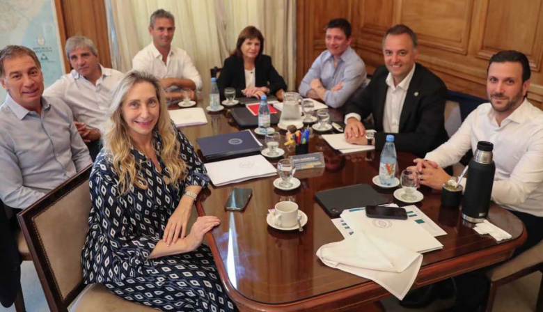 El Gobierno convocó a la mesa política para el jueves y busca ordenar las reformas en el Congreso