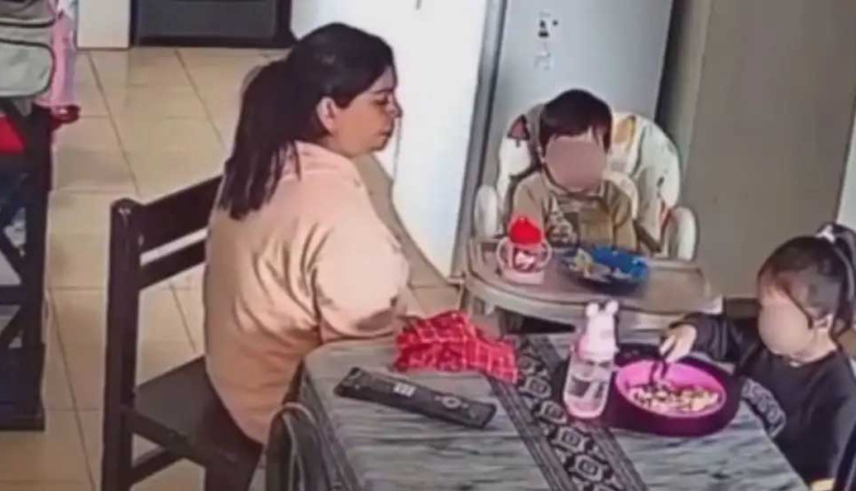 En Jesús María una mujer grabó a la niñera de sus hijos cuando los cuidaba y descubrió lo peor: "Fue horrible"
