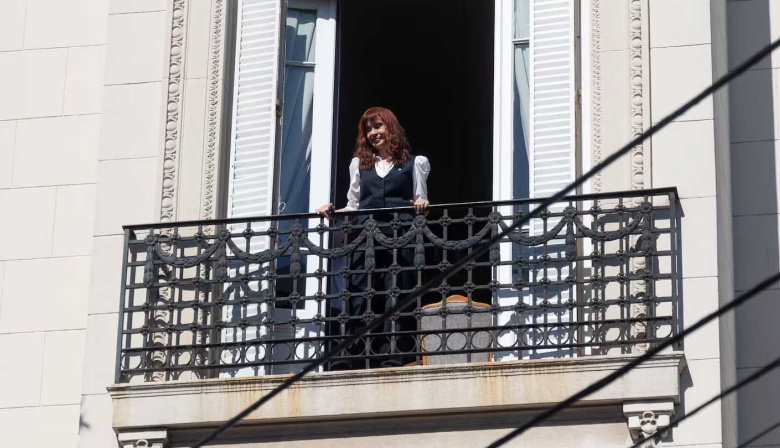La Justicia advirtió a Cristina Kirchner por las manifestaciones alrededor de su casa
