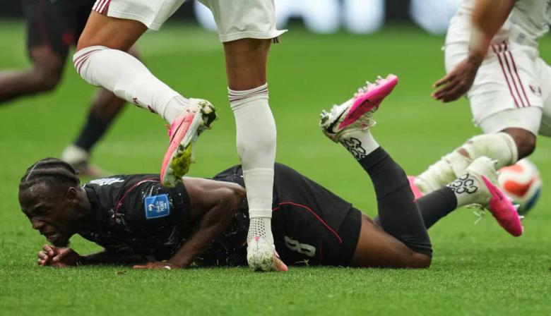 Dramático momento en el Mundial: un jugador de Canadá sufrió una grave lesión durante el partido con Qatar