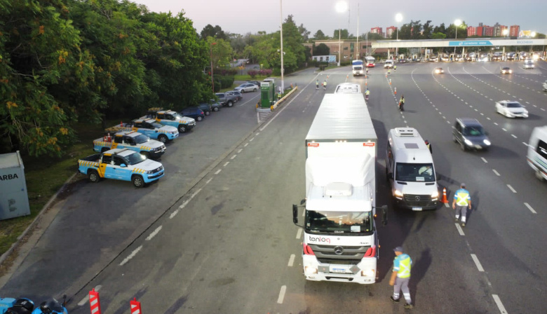 Camiones y micros deberán respetar el carril derecho obligatorio