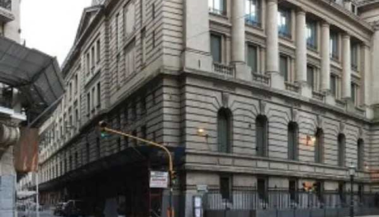 Denuncian a alumnos de los colegios Nacional Buenos Aires y Carlos Pellegrini por generar con IA fotos de sus compañeras desnudas