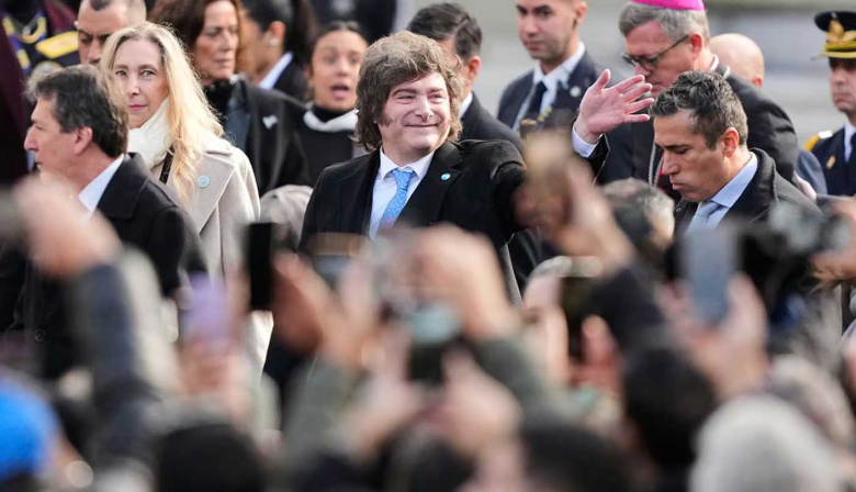 El Gobierno asegura que Milei mejoró en las encuestas tras la salida de Adorni y prepara una nueva estrategia electoral