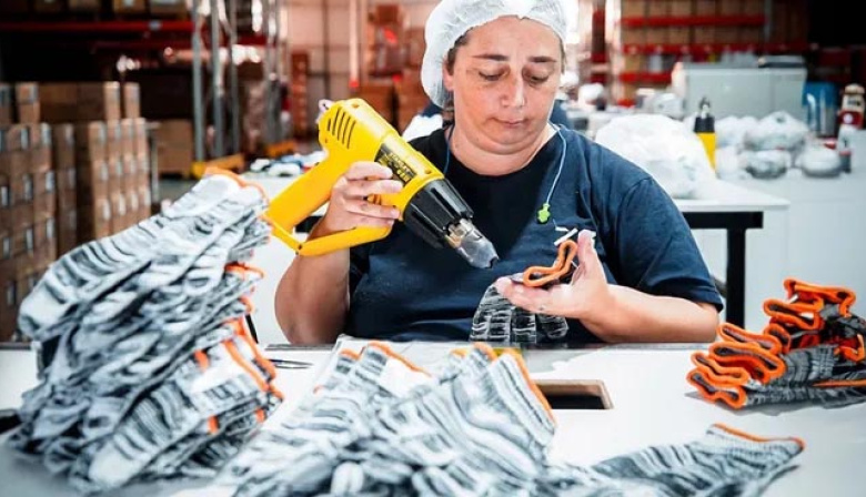 El mapa del poder adquisitivo: cuántas horas de trabajo cuesta un iPhone, un jean o un TV en cada provincia