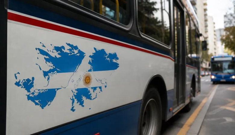 Choferes denuncian que empresas sacan la leyenda "Las Islas Malvinas son argentinas" de los colectivos