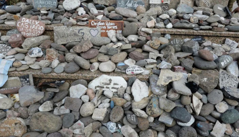 El Gobierno volvió a colocar las piedras del memorial por las víctimas del COVID-19 en Plaza de Mayo