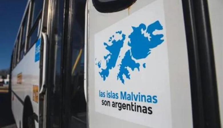 Gobierno negó haber ordenado retirar los stickers de Malvinas y ratificó que la ley sigue vigente