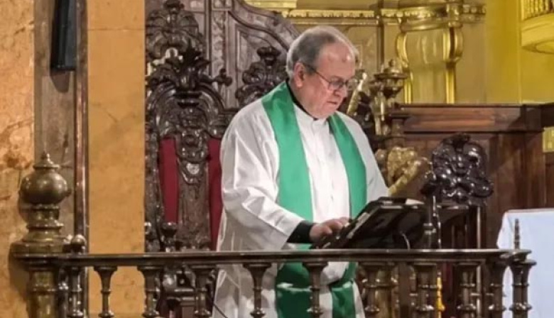 Polémica en Córdoba: un cura acusado por abuso sexual de menores reapareció dando misa en la Catedral