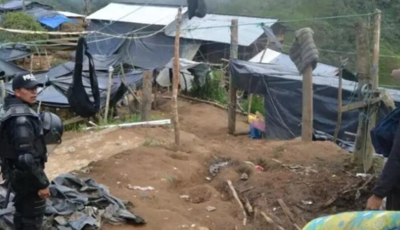 Ocho cadáveres mutilados y vehículos incendiados: el macabro hallazgo en una mina