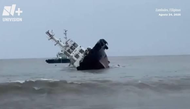 Desesperación en el mar: un barco se hundió en la costa y la tripulación saltó para salvar su vida