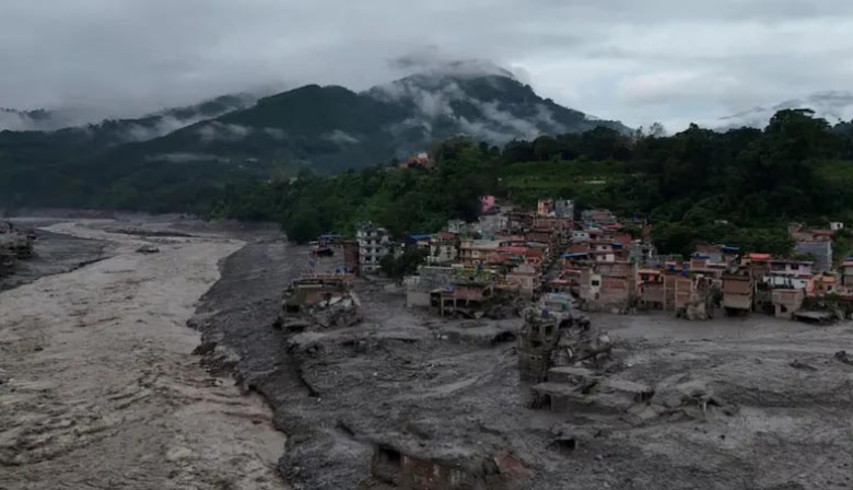 Nepal y China detuvieron las tareas de rescate por el peligro de un desastre mayor en la frontera: se desbordó otro lago glacial