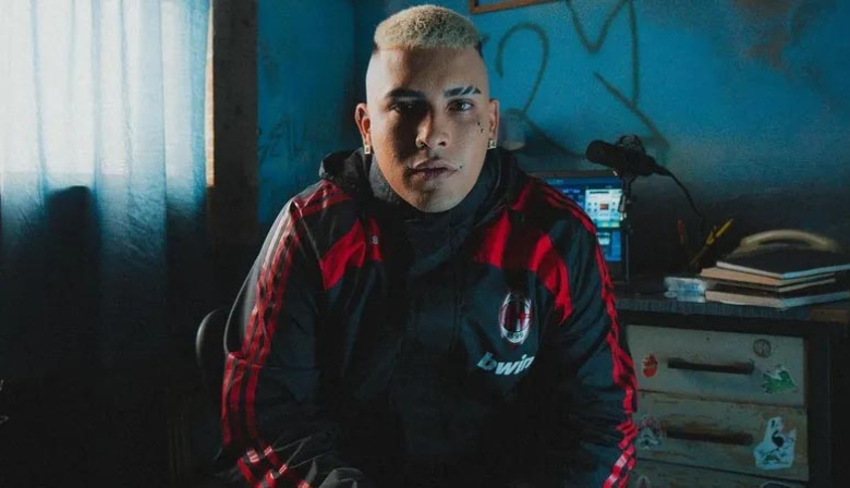 Detuvieron al cantante Callejero Fino por conducir una camioneta sin patente y llevar una pistola