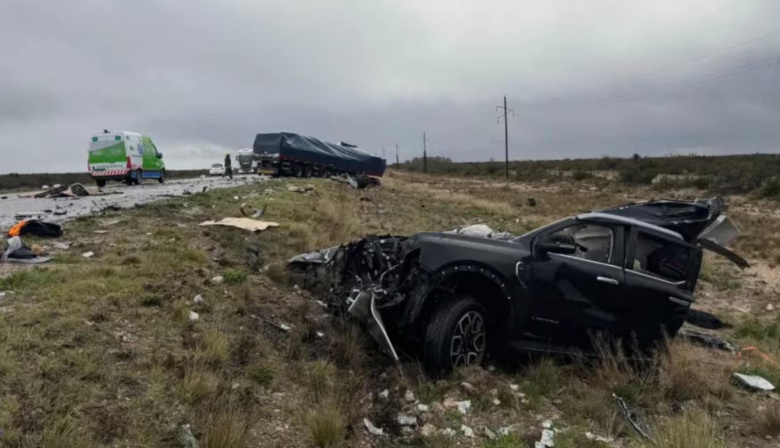 Brutal choque en un ruta de Río Negro: dos personas murieron luego de que la camioneta en la que viajaban quedara destruida