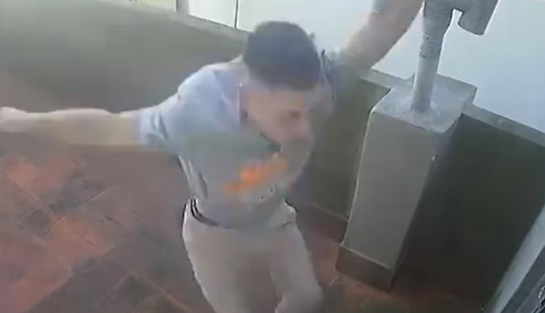 Impactante video: un ladrón de cables quiso escapar de la policía, se tiró de un tercer piso y se fracturó la espalda