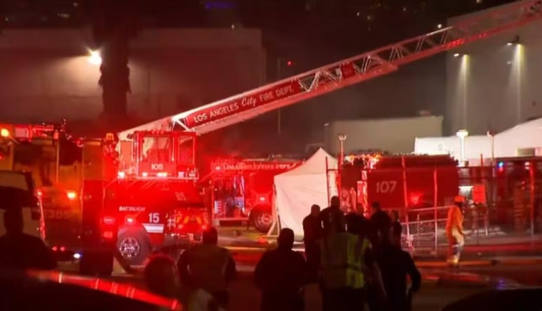 Un helicóptero de un canal de noticias se estrelló mientras cubría un choque en Los Ángeles: al menos tres muertos
