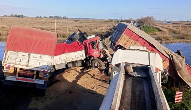 Chocaron cuatro camiones en la Ruta 51 y uno cayó de un puente: murió uno de los choferes