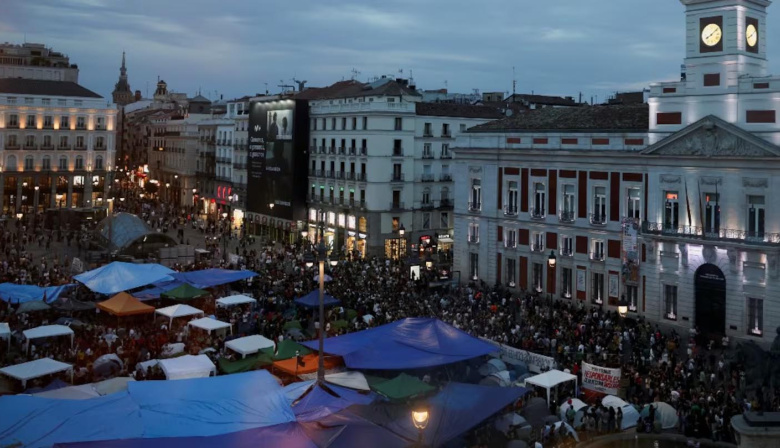Crisis de vivienda en España: el desalojo de una jubilada de 87 años desató un masivo acampe en la Puerta del Sol de Madrid