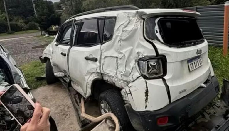 "Estaba medio escabio": se grabó manejando a 140 km/h, chocó contra un poste y destruyó la camioneta