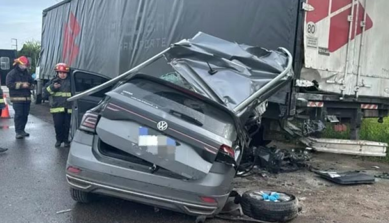 Accidente fatal en la Ruta 2: un hombre murió y otro está grave tras un choque entre una camioneta y un camión