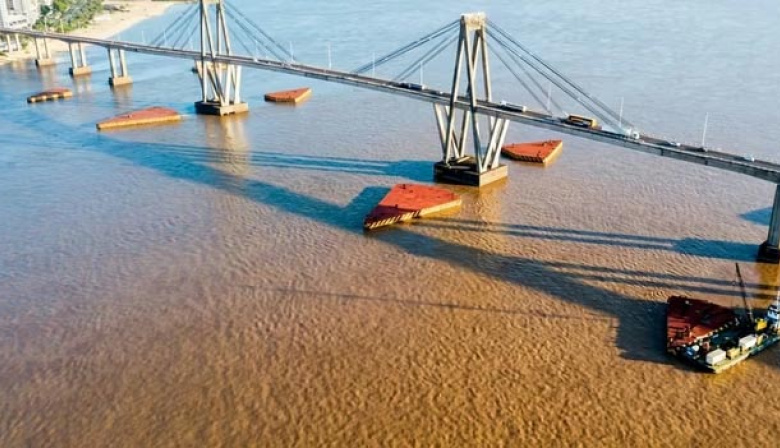Como efecto de una desregulación de Federico Sturzenegger, se rompió un puente que une a Chaco y Corrientes
