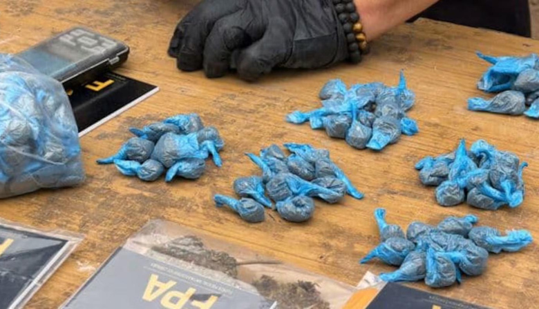 “Ma, ¿las bolsitas las dejo cortadas?”: condenaron a una mujer por vender drogas con su hija de 12 años