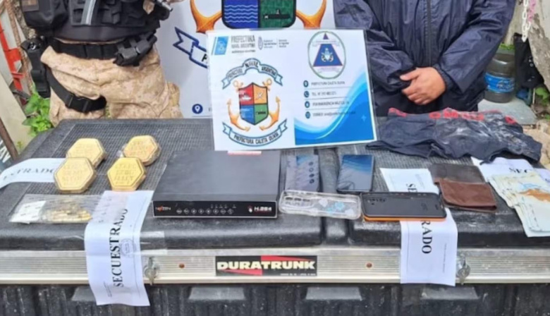 Santa Cruz: buscaban a un hombre desaparecido y encontraron cuatro lingotes de oro escondidos en el tanque de un inodoro