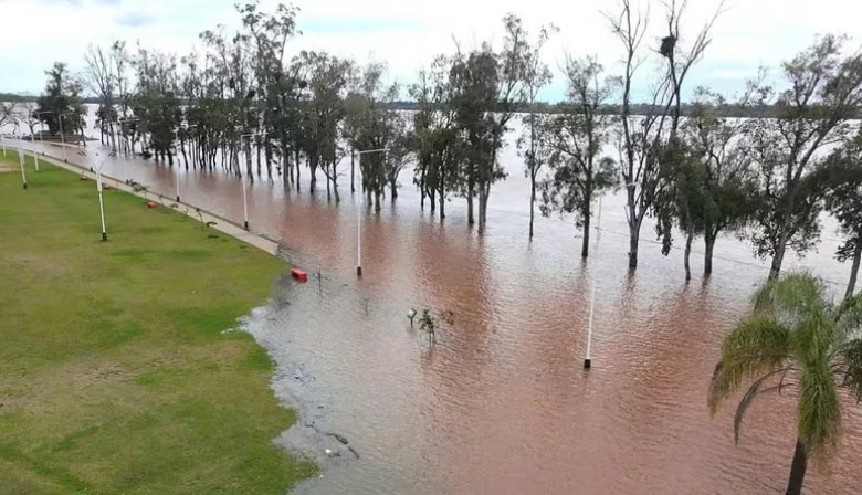 El Niño golpea al Litoral: el río Uruguay sigue creciendo en Monte Caseros y hay autoevacuados