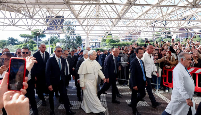 Expectativa por la operación al papa León XIV: el Vaticano difundirá el primer parte médico a la tarde