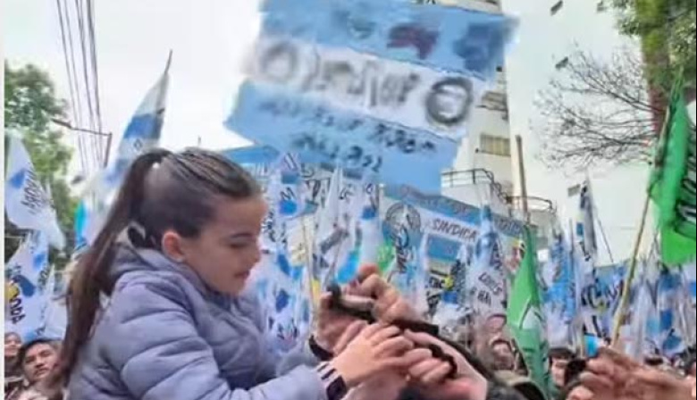 Cristina Kirchner le tiró por el balcón un regalo a una nena que fue a saludarla