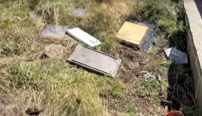 La TV chilena reveló que tiraron placas argentinas del Cementerio de Darwin en Malvinas por ser "una ofensa"