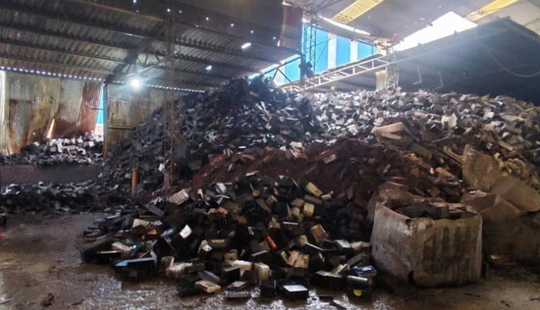 Desarticulan una red de trata laboral que envenenaba operarios durante el reciclaje de baterías para autos
