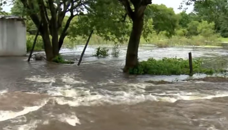 El agua arrasó con todo en la localidad chaqueña de Tres Bocas: casas inundadas, evacuados y temor por las nuevas lluvias