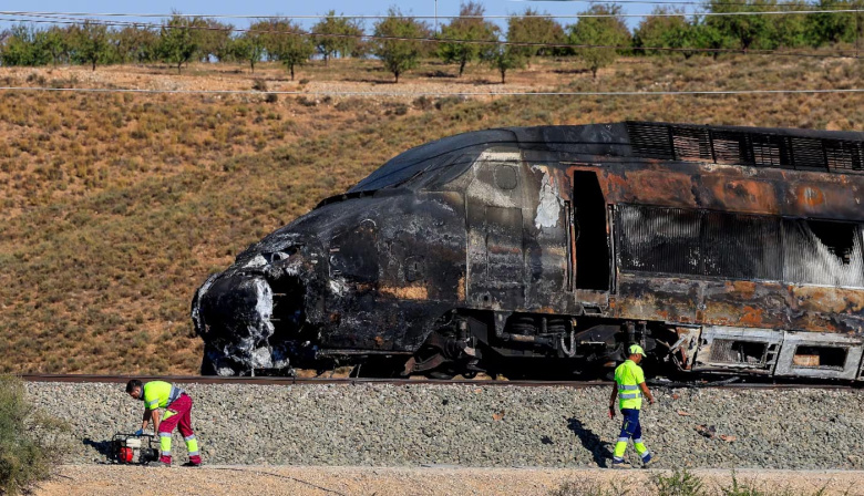 Las impactantes imágenes del choque de trenes en España