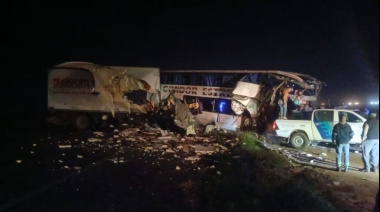Brutal choque entre un camión y un micro en la Ruta 3: hay cuatro muertos y 16 heridos