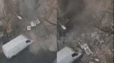 La Plata: el momento en que se derrumbó el depósito de electrodomésticos y cayeron heladeras a la calle