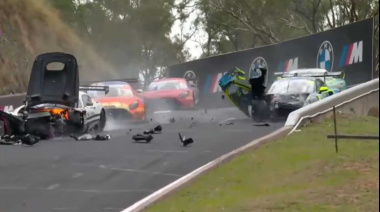 Impactante accidente en las 12 horas de Bathurst: chocó a 250 km/h con otro auto y casi termina en tragedia