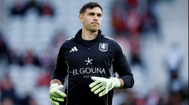 Lluvia de silbidos y una bandera con un fuerte mensaje: el hostil recibimiento al “Dibu” Martínez en Francia