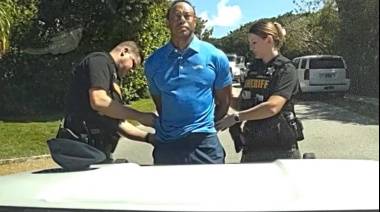 Se conoció el video del arresto de Tiger Woods: esposado y angustiado dentro de un patrullero