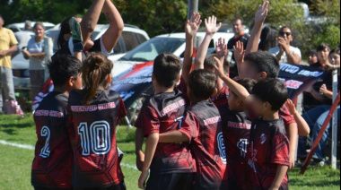 Violento ataque a un micro que llevaba nenes de un club de fútbol: uno sufrió graves heridas en los ojos