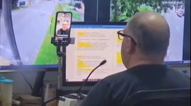 Insólito video: escrachan a un empleado municipal que hacía TikToks en lugar de vigilar las cámaras de seguridad