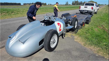 Probaron en la ruta el “auto de Fangio” que Colapinto manejará durante su exhibición en Buenos Aires