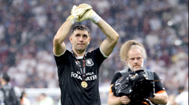 Dibu Martínez reveló que jugó la final de la Europa League con un dedo roto: “La pelota se me iba”