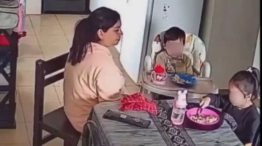 En Jesús María una mujer grabó a la niñera de sus hijos cuando los cuidaba y descubrió lo peor: "Fue horrible"