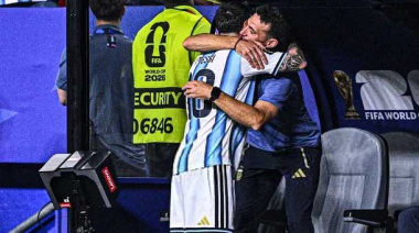 La emoción hasta las lágrimas de Lionel Scaloni al abrazar a Lionel Messi en el banco de suplentes