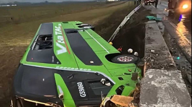 Un micro cayó de un puente en Carmen de Areco por el temporal: hay heridos