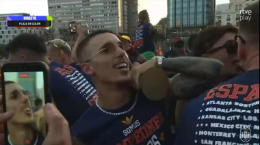 Dos jugadores de la Selección de España se besaron durante los festejos en Madrid