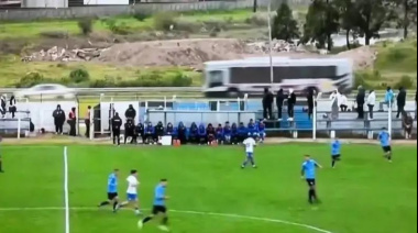 La pelota salió de la cancha, llegó a la ruta y provocó un choque