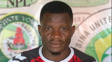 Se desplomó en un partido, afirmaron que “volvió a la vida” y se desató un escándalo: el confuso episodio detrás de la muerte de un futbolista nigeriano de 32 años